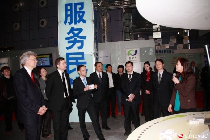 俄罗斯副总理弗拉季斯拉夫•苏尔科夫参观北京金狮贵宾会展台