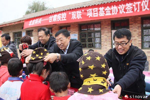 给孩子们捐赠帽子、围巾、手套等 